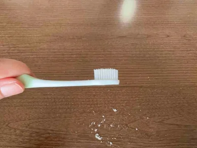 歯ブラシの長さが2/3ほどの長さになるまでカット（▶次へ）