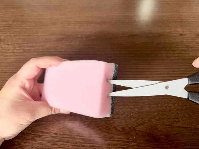 スポンジに切り込みを入れる(▶次へ)