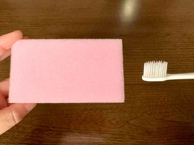 歯ブラシをそのままスポンジの切り込みに差す（▶次へ） 