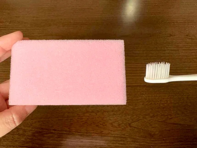 歯ブラシをそのままスポンジの切り込みに差す(▶次へ)