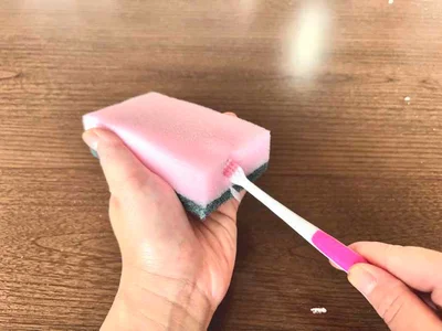 歯ブラシを切り込みに差し込む（▶次へ）