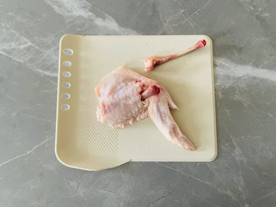 肉を押さえて骨を1本ずつ引き抜く（▶次へ）
