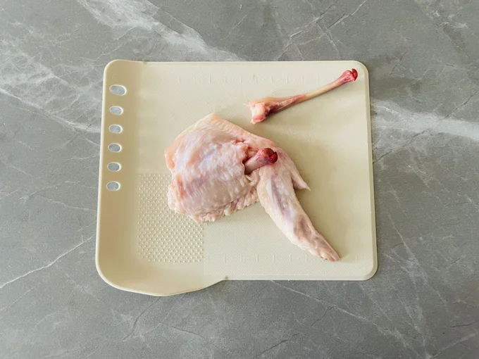 肉を押さえて骨を1本ずつ引き抜く(▶次へ)