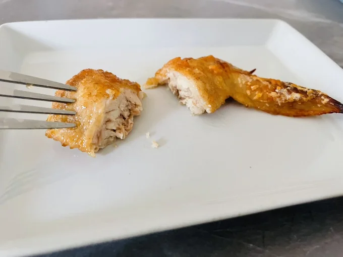 フォークや箸で手羽先を食べられる!(▶抜いた骨は…)