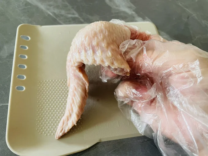 キッチンバサミを使って骨を抜いた手羽先