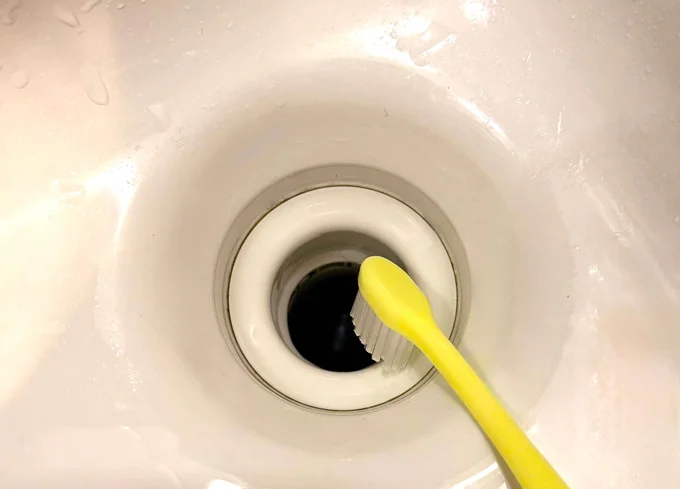 使用済み歯ブラシでも排水口の奥は届かない…。(▶次へ)