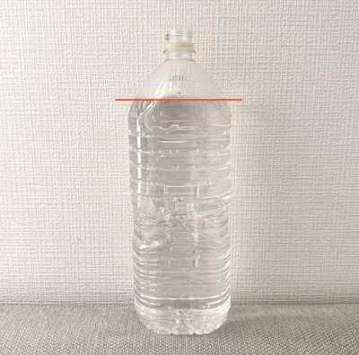 空の2Lペットボトルに水を8割くらい入れます。（▶次へ）