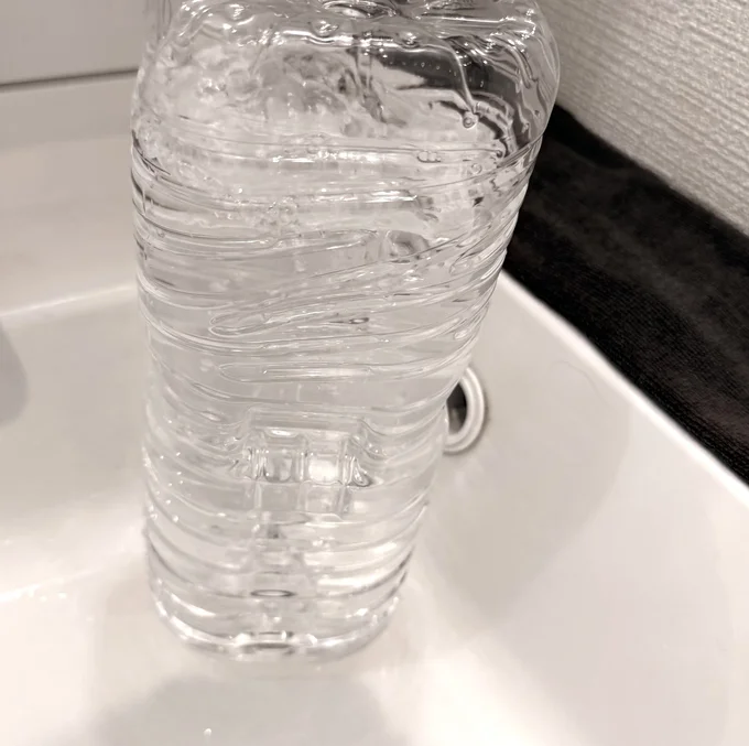 勢いをつけて排水口にペットボトルの口を入れます。(▶次へ)