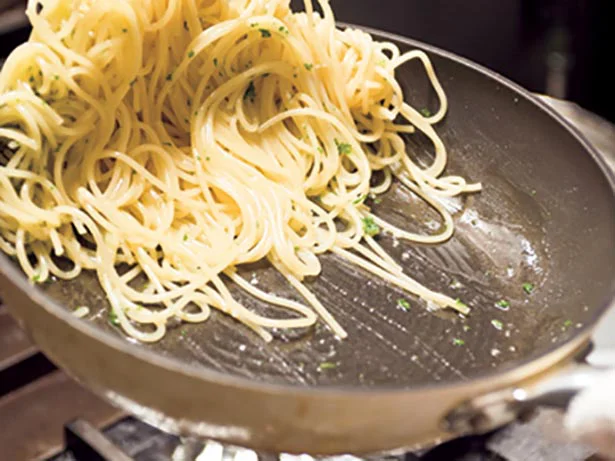 スパゲッティに、しっかりソースをなじませる