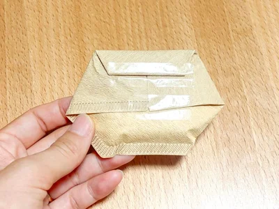 折り目が広がらないようセロハンテープで留める（▶完成形を見る）