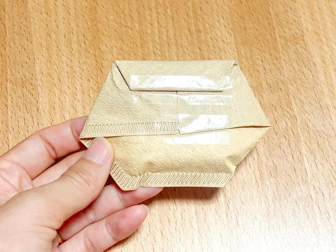 折り目が広がらないようセロハンテープで留める(▶完成形を見る)