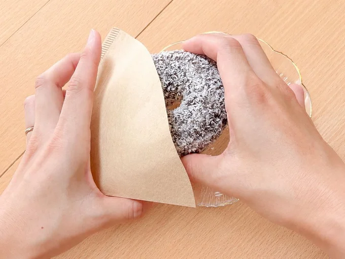 コーヒーフィルターにドーナツをはさむと…(▶完成形を見る)