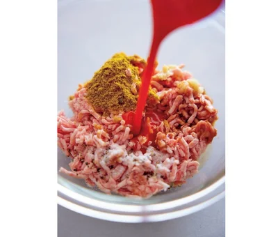 野菜ジュースを玉ねぎやにんじんの代わりに使って、手軽にうまみをアップ！