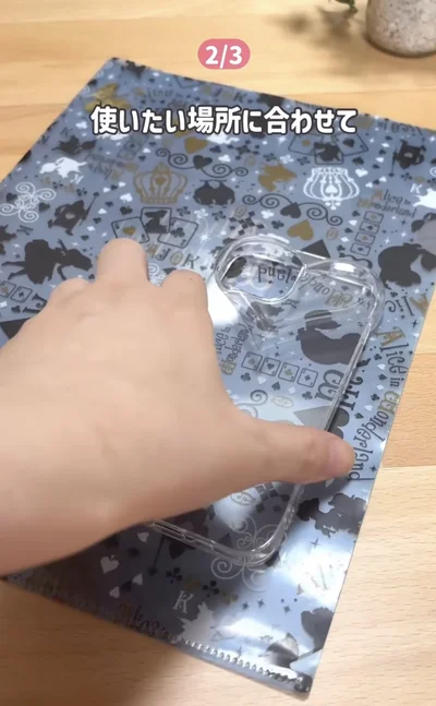 ファイルの上にスマホを置く▶油性ペンで…（⇒次へ）