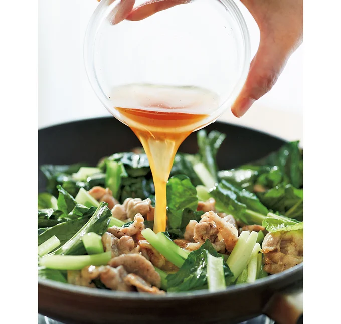 合わせだれを加えたらひと煮立ちさせ、酸味をとばすのがコツ。