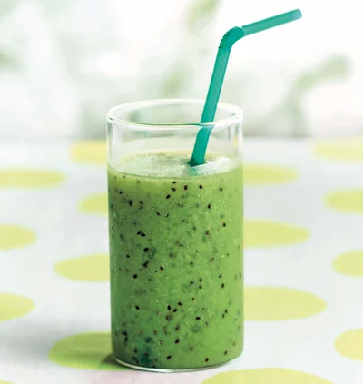 暑い日にゴクゴク飲みたい♪ 野菜も摂れる「キウイスムージー」が大正解！