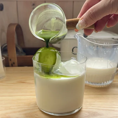 氷に当てるようにゆっくり注ぐのがきれいに層にするコツ▶フラッペも作れます