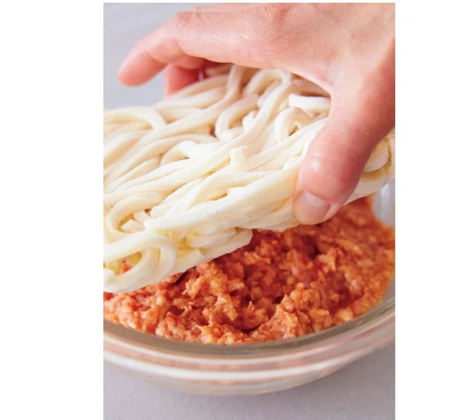ひき肉に調味料を混ぜたら、うどんをのせてチンするだけ!