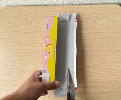 ラップの刃が付いている面を広げ、ハサミでまっすぐ切る（▶次へ）