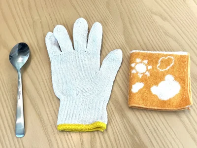 用意するのはスプーン・軍手・厚手のタオル（▶次へ）