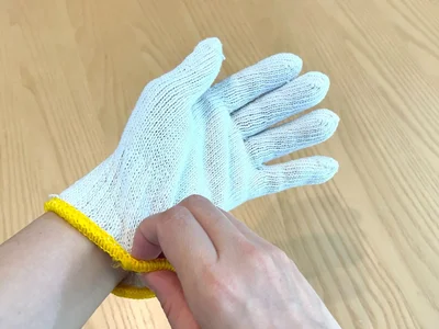 手をケガしないよう、軍手を着用（▶やり方は？）