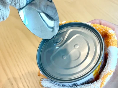 缶詰のフチと蓋の間にスプーンの先端を押し当てて…（▶次へ）