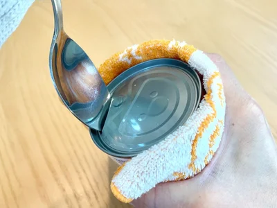 隙間ができたら、スプーンの先端を差し込んで…（▶次へ）