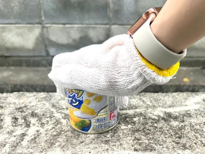 アスファルトやコンクリートに缶詰の開口部を擦りつけ…（▶次へ）