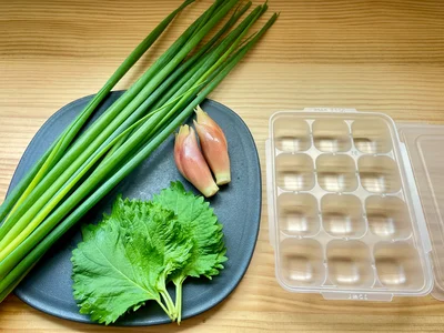 まずはお好みの薬味と製氷皿を用意（▶次へ）