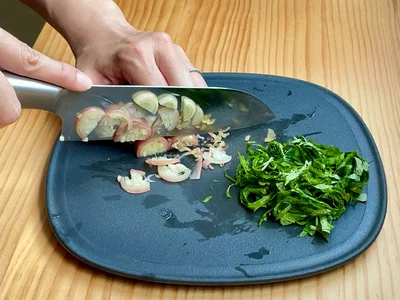 薬味を細かく刻んで…（▶次へ）