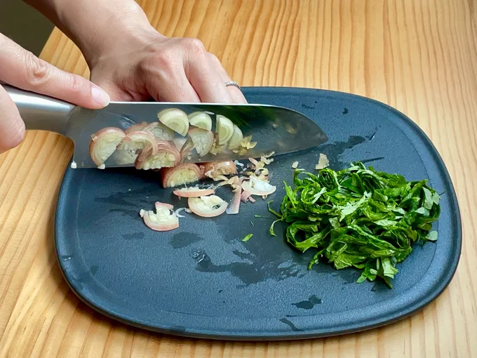 薬味を細かく刻んで…(▶次へ)