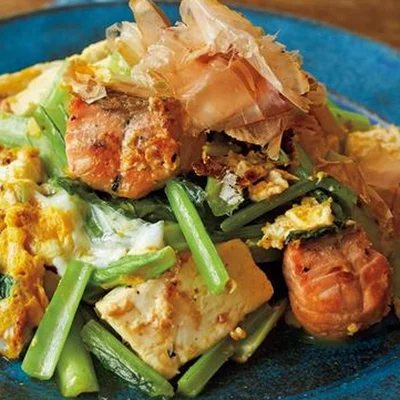 ゴーヤがなくても！ 小松菜と鮭でアレンジ沖縄料理「鮭チャンプルー」