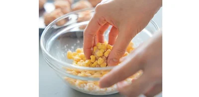 コーンに片栗粉をまぶしてあんにつけると、片栗粉が皮の代わりになってぷるんと仕上がる