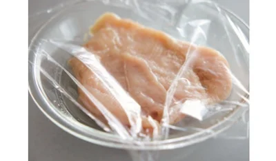 とり肉は耐熱皿にのせて下味をもみ込み、ラップをかけて5分レンチンする