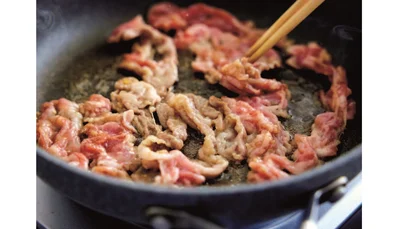 フライパンにごま油を中火で熱し、豚肉を広げて入れる。両面を焼いて火を通す