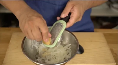 生のしょうがのすりおろしを少し加える