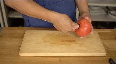 トマトを回しなら一周させる