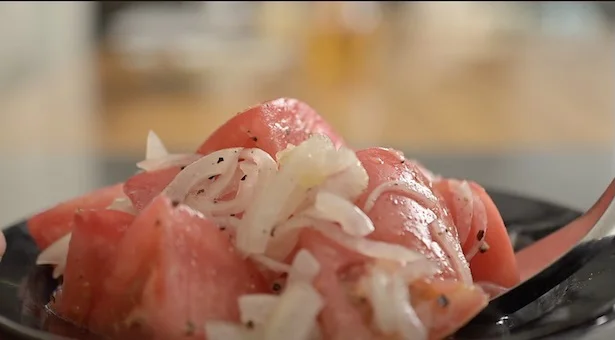 「トマトと玉ねぎのマリネサラダ」の完成