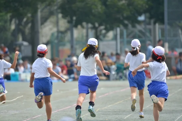 真冬でも半袖シャツと短パン 小学校の体操着にママたちから疑問の声 レタスクラブ