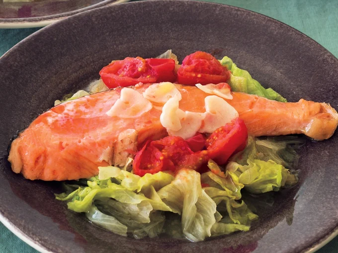 鮭とレタスのレンジ蒸し