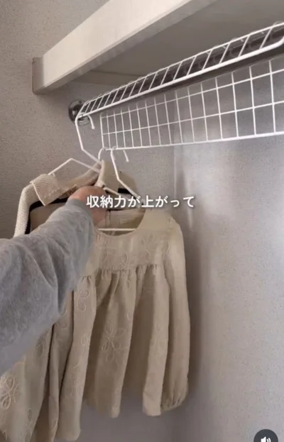 手前と奥側に服がかけられる▶収納力が…（⇒次へ）