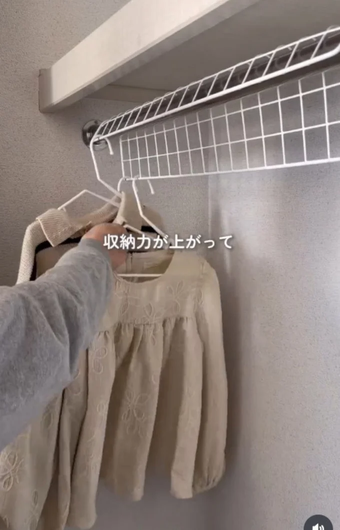 手前と奥側に服がかけられる▶収納力が…(⇒次へ)