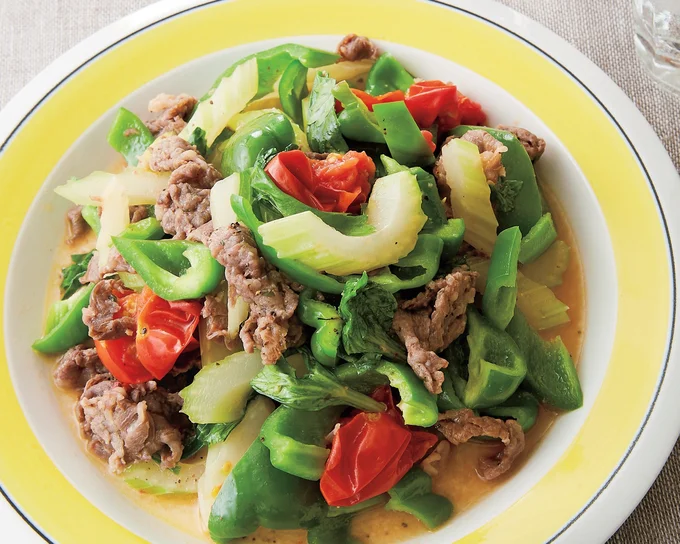 たっぷりの夏野菜とうまみのあるお肉でボリューム満点!「牛肉とセロリのにんにく炒め」