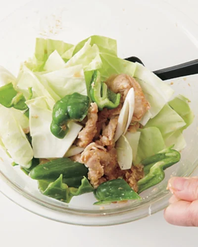 肉、野菜の2段階レンチンでしっかり味をなじませる。「レンジ回鍋肉」