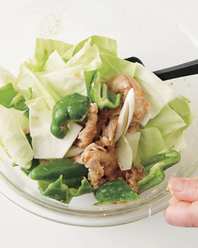 肉、野菜の2段階レンチンでしっかり味をなじませる。「レンジ回鍋肉」