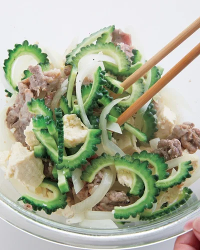 肉の色が完全に変わるまで600Wで6分レンチンし、混ぜ合わせる。「豚こまと豆腐のゴーヤーチャンプルー」