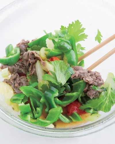 肉の色が完全に変わるまで600Wで5分レンチンし、セロリの葉を加え、混ぜ合わせる。「牛肉とセロリのにんにく炒め」