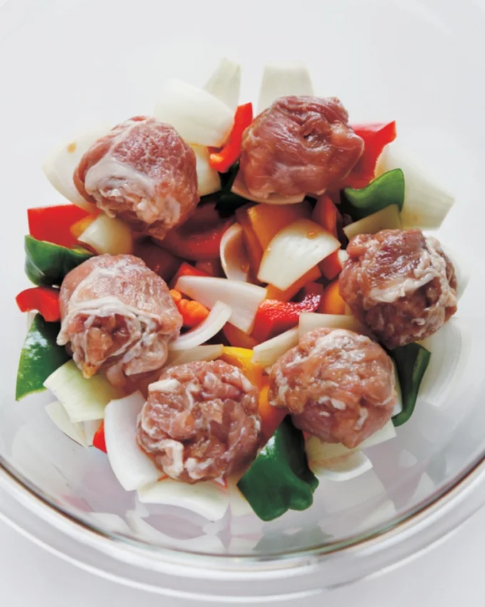 豚肉は調味料をもみ込んで6等分し、だんご状に丸める。「豚こまのレンジ酢豚」