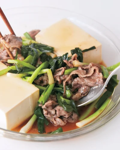 ラップをかけて600Wで7分レンチンしたあと、牛肉を食べやすくほぐし、煮汁を豆腐にからめて味をなじませる。「しみしみレンジ肉豆腐」