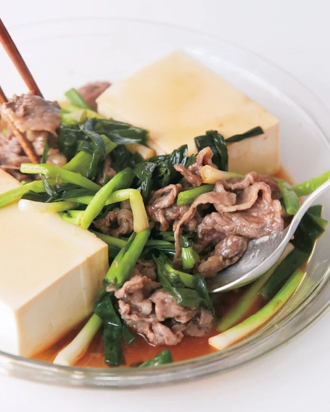 ラップをかけて600Wで7分レンチンしたあと、牛肉を食べやすくほぐし、煮汁を豆腐にからめて味をなじませる。「しみしみレンジ肉豆腐」